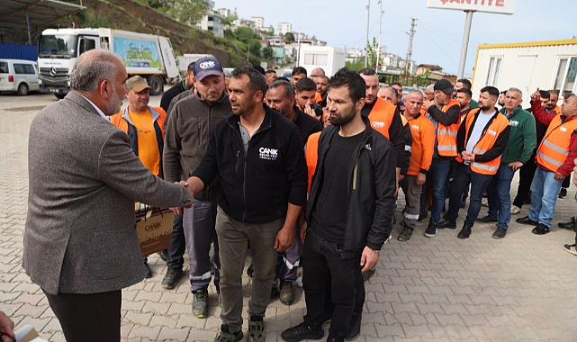 Canik'te Bayram Sevinci! Başkan Sandıkçı Personelle Bayramlaştı!