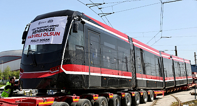 Kent İçi Ulaşımda Yeni Dönem! 12 Yeni Tramvaydan İlki Samsun’a Getirildi...  