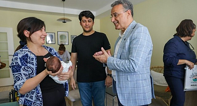 İlkadım’da Doğan 555’inci Bebeğin İlk Hediyesi Başkan İhsan Kurnaz’dan!
