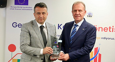 Samsun Büyükşehir’e ‘Genç Dostu Kent’ Ödülü! Başkan Doğan’a Ödül Zirvede Takdim Edildi!