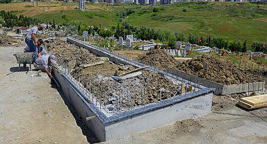 Büyükşehir’in Derecik Şehir Mezarlığı’ndaki İyileştirme Çalışmaları Sürüyor!